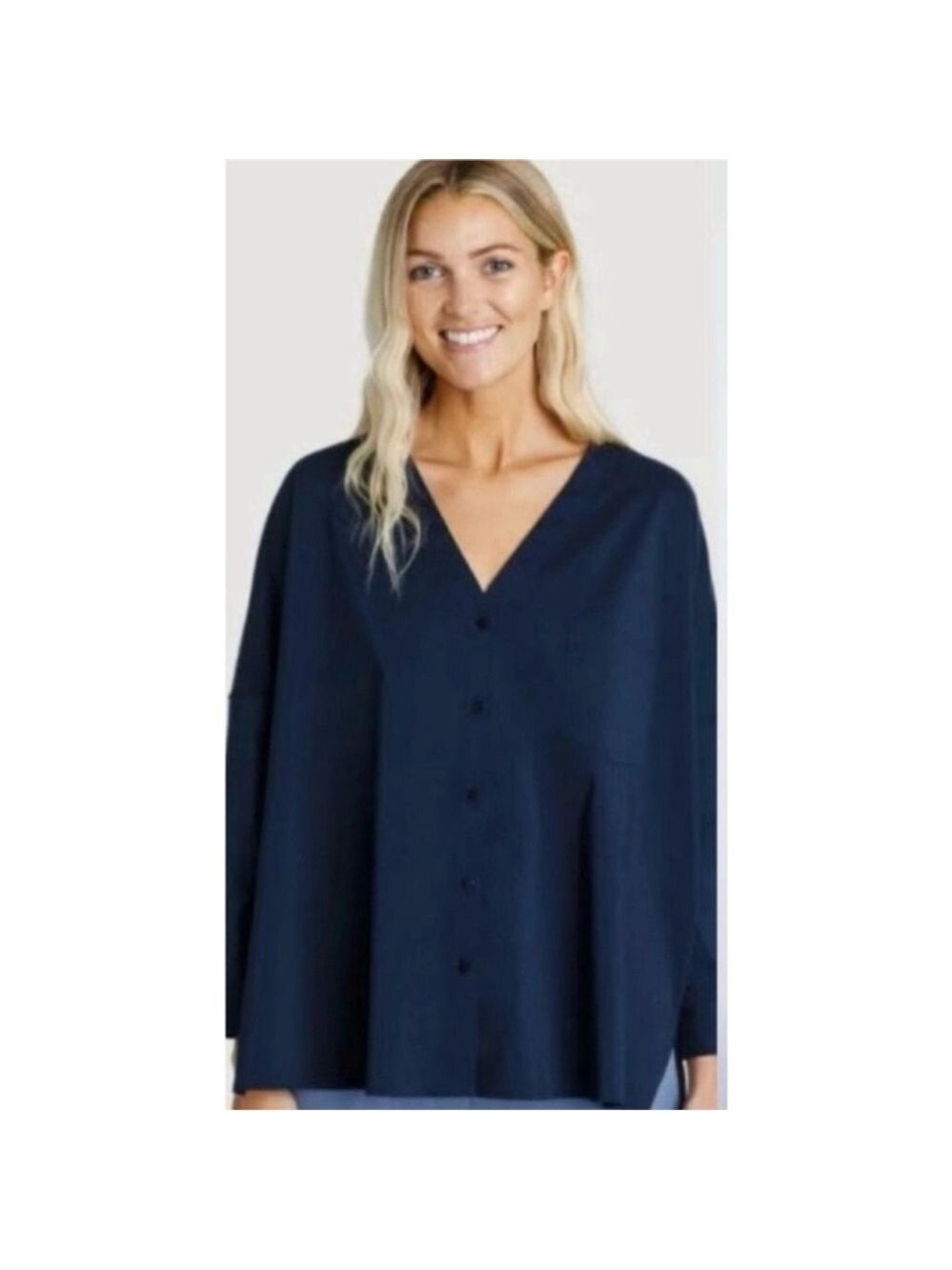 Kit And Ace Oversized Boxy V Neck Button Down Top
Blouse Shirt Navy Size XS